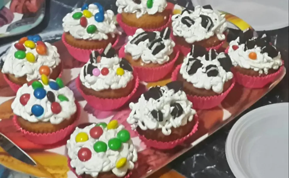 Snapdishの料理写真:cupcake filled with Oreo and  m&m's suprise|Samia Zouanatさん