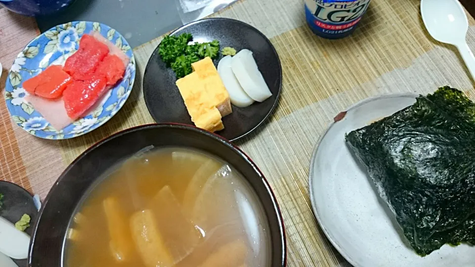 お雑煮＆おにぎり＆卵焼きとかまぼこ|まぐろさん