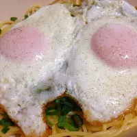 Snapdishの料理写真:目玉焼きパスタ|Tom666さん