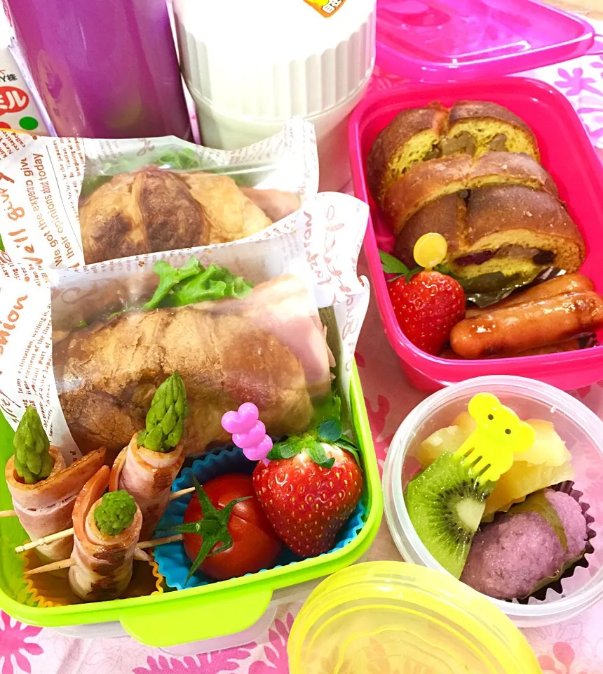 クロワッサンサンドイッチとアスパラベーコン巻きのお弁当(⊹＾◡＾)ノo.♡ﾟ｡*|Blueberry🫐さん