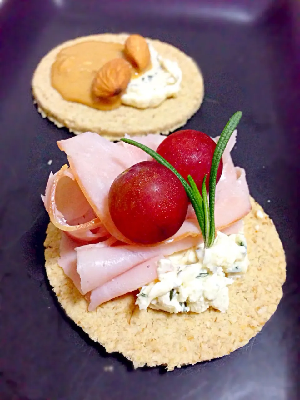 Oatcakes with (1)Rosemary cream cheese, ham & grapes (2) Rosemary cream cheese, peanut butter & almond|coxiella24さん