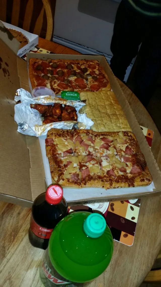 Pizza amd wings stuffed bread|Frank Ortizさん