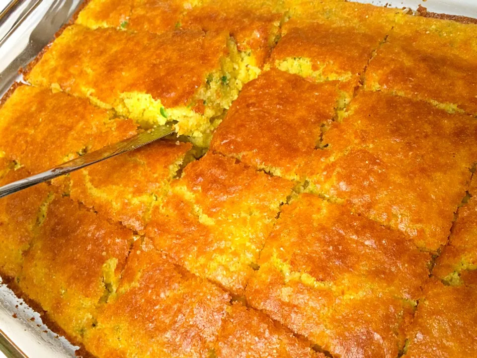 Snapdishの料理写真:Jalapeño corn bread for tonight's party!  手作りしないつもりだったんだけど、なんとなく作ってしましました。ロッククラブのパーティにこれ持って行ってきます！|mamakumiさん