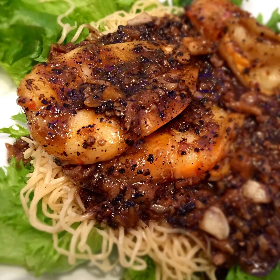 Snapdishの料理写真:Garlic & Pepper Prawns with Egg Noodles|Jeremy Khooさん