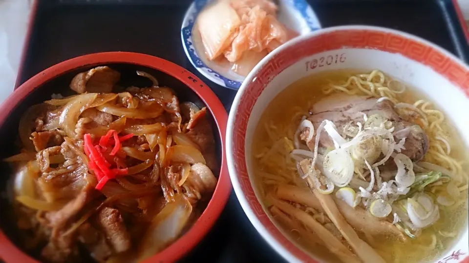 Snapdishの料理写真:美鈴食堂  塩ラーメン・豚丼|えびぱんさん