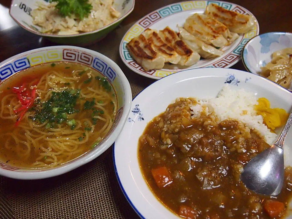 Snapdishの料理写真:今日の晩ご飯 ラーメン ギョウザ カレーライス 子供が好きなメニュー|Keisei Chouさん