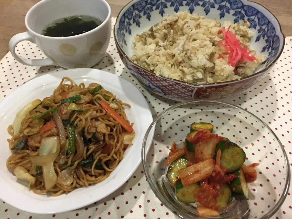 焼きそば・キムチとキュウリの簡単オイキムチ・ごぼう飯・わかめスープ|まーままさん