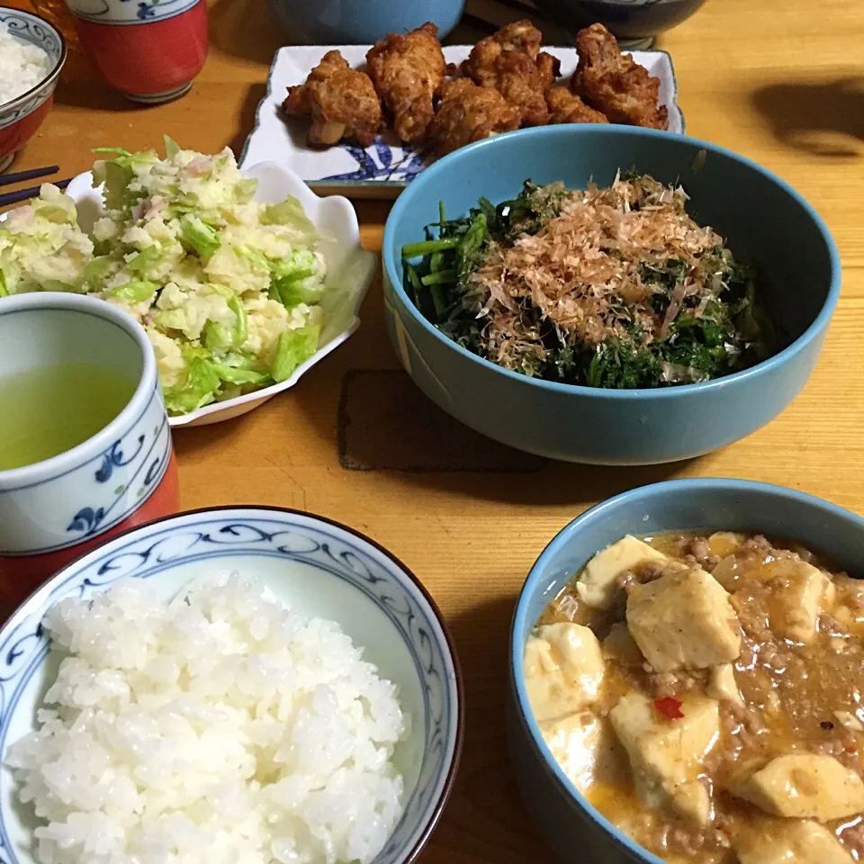 Snapdishの料理写真:今日の晩ご飯は、麻婆豆腐、手羽元の唐揚げ、ポテトサラダ、春菊のおひたし。|ゆえさん