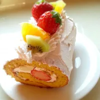 Snapdishの料理写真:フルーツロールケーキ♪|soraさん