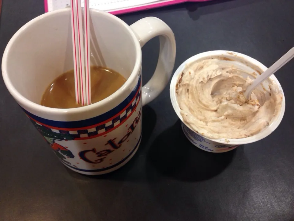 Espresso w/ coconut milk; 0% Greek Yogurt w/ 1 tbsp pb2|Loni Chaseさん