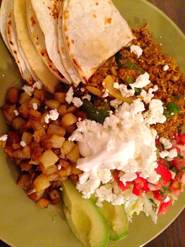 Chorizo, huevos, papas, fresh Pico and goat cheese crumbles.|Chef Ampさん