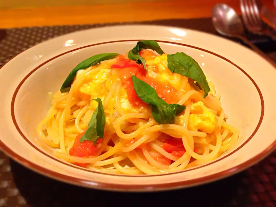 卵とトマトとバジリコ🍝|こいちさん