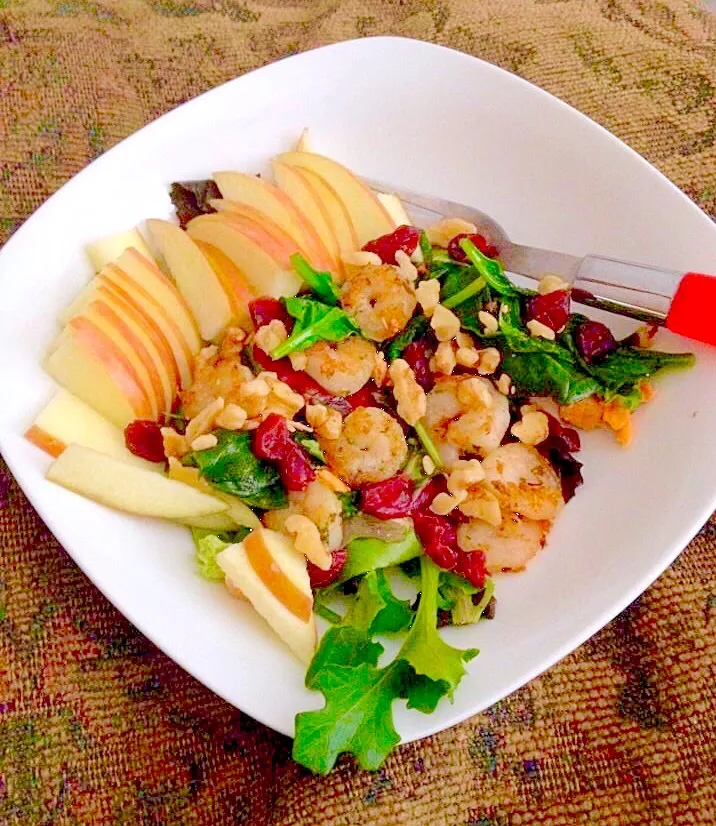 Sautéed Shrimp (in coconut oil), apple, walnuts, cranberries, mixed greens, spinach|Lee Annさん