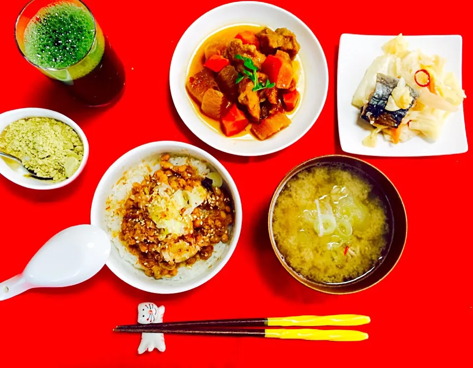 朝ごはんは勝負飯^o^納豆定食❗️タチの味噌汁、にしん漬け、鶏と野菜の甘辛炒め煮、青豆きな粉ヨーグルト、青汁^_−☆バランスGOOD（笑）|はみちゃんさん