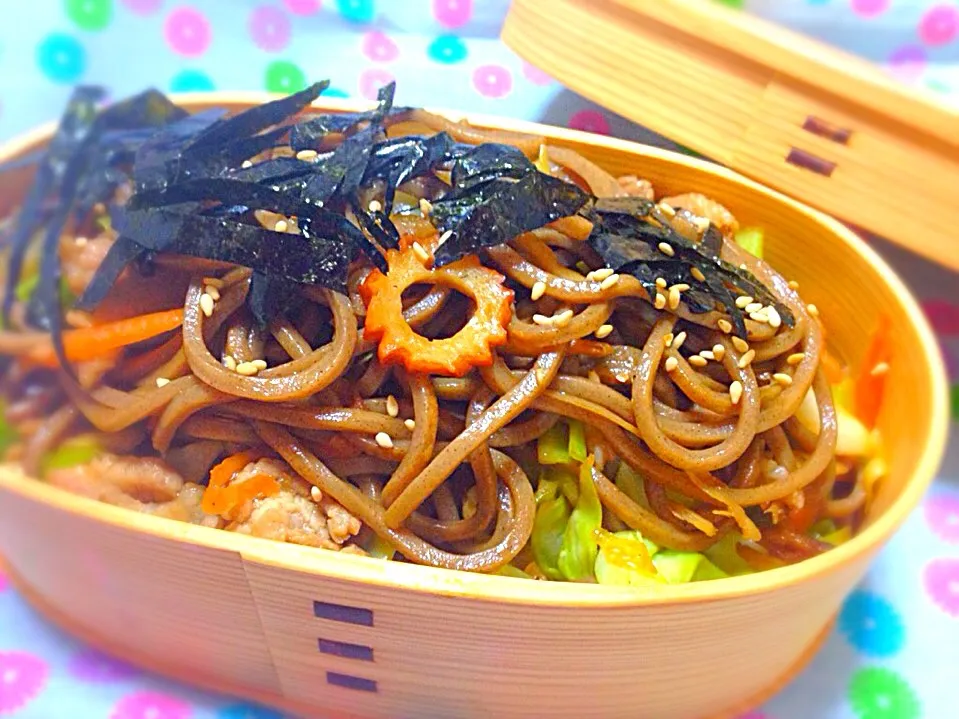 Snapdishの料理写真:日本そばで 年越し焼き蕎麦弁当♪|かっぴーさん