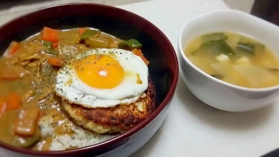 Snapdishの料理写真:豆乳ｶﾚｰに目玉焼き&豆腐ﾊﾝﾊﾞｰｸﾞ乗ｯけ✨|kaz(*･ω･)さん