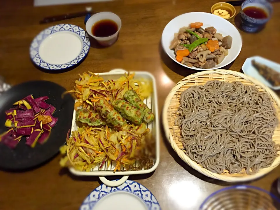 今日の夕飯♪恒例！父の手打ち蕎麦とかき揚げ、ちくわの磯辺揚げ、おせちの煮しめ、鳴門金時の皮素揚げ(#^.^#)|Ayaさん