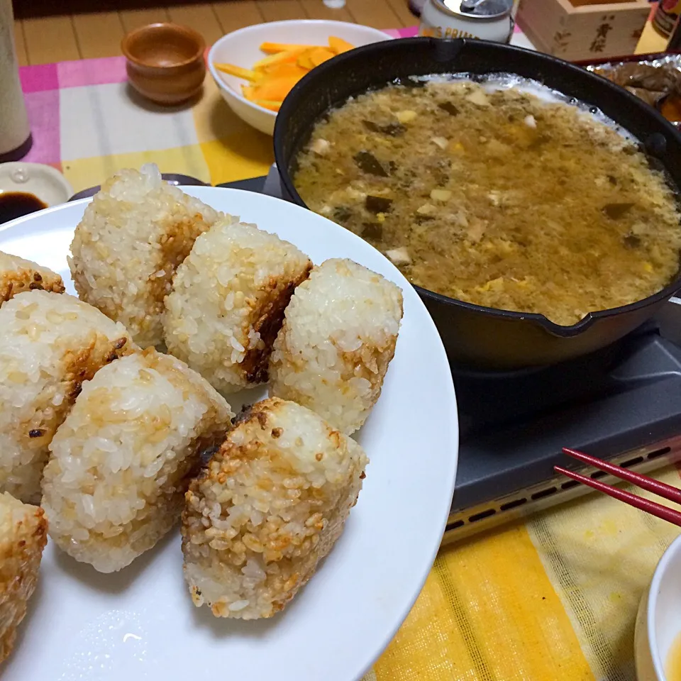 焼きおにぎり(醤油とごま油を混ぜたものを塗布)、出汁の出涸らし昆布と鰹節と椎茸石づきの汁。焼きおにぎりにかけて頂く。|Snack PIYOさん