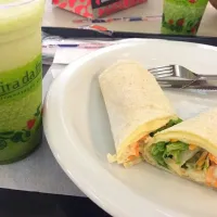 Snapdishの料理写真:Wrap de frango e suco verde|larissarmさん