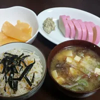 雲丹の海鮮炊き込みご飯&ふのりと豆腐のお味噌汁、鈴廣のかまぼこ、味付け数の子～♪|三宅章人  Akihito Miyakeさん