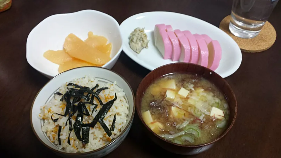 雲丹の海鮮炊き込みご飯&ふのりと豆腐のお味噌汁、鈴廣のかまぼこ、味付け数の子～♪|三宅章人  Akihito Miyakeさん