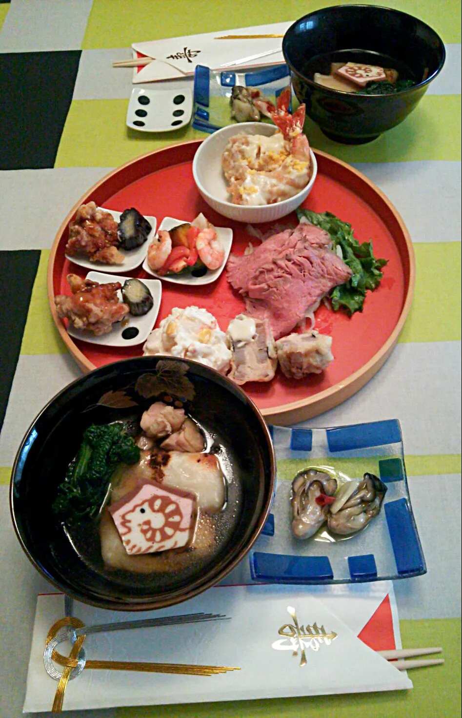 Snapdishの料理写真:今年最初のご飯は、お雑煮と…買ってきたお惣菜を並べただけという暴挙に出ましたわ✌一年の計は元旦にあり…今年も手抜きな人体実験で始まるのですわね🎍明日は親族集まるからおせちのある正月らしい食卓を目指しますわ 💮でも、明日の朝は粥にしようかなぁ💦|にゃあ（芸名）さん