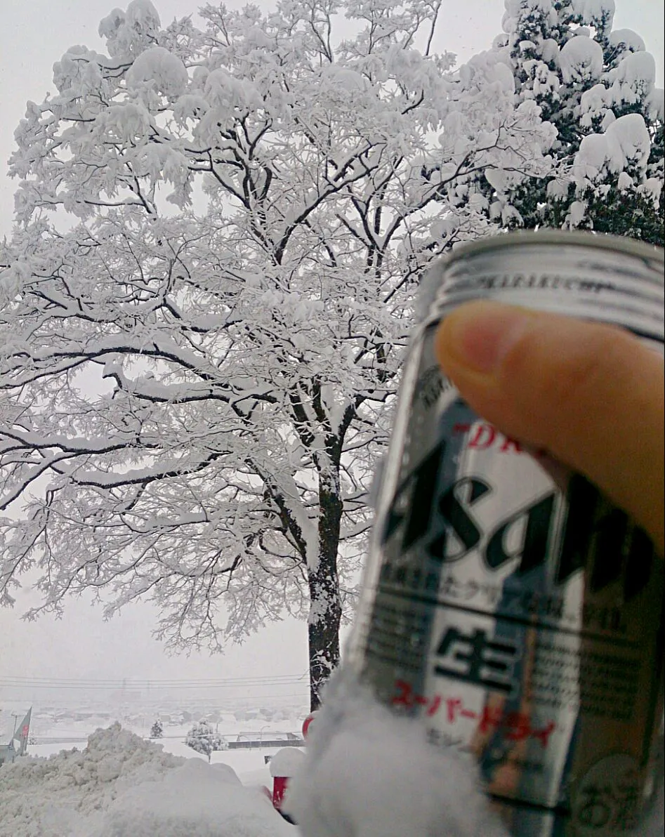 明けましておめでとうございます！
今年もよろしくお願いいたします！  
雪中ビール|津田 健次 Kenji Tsudaさん