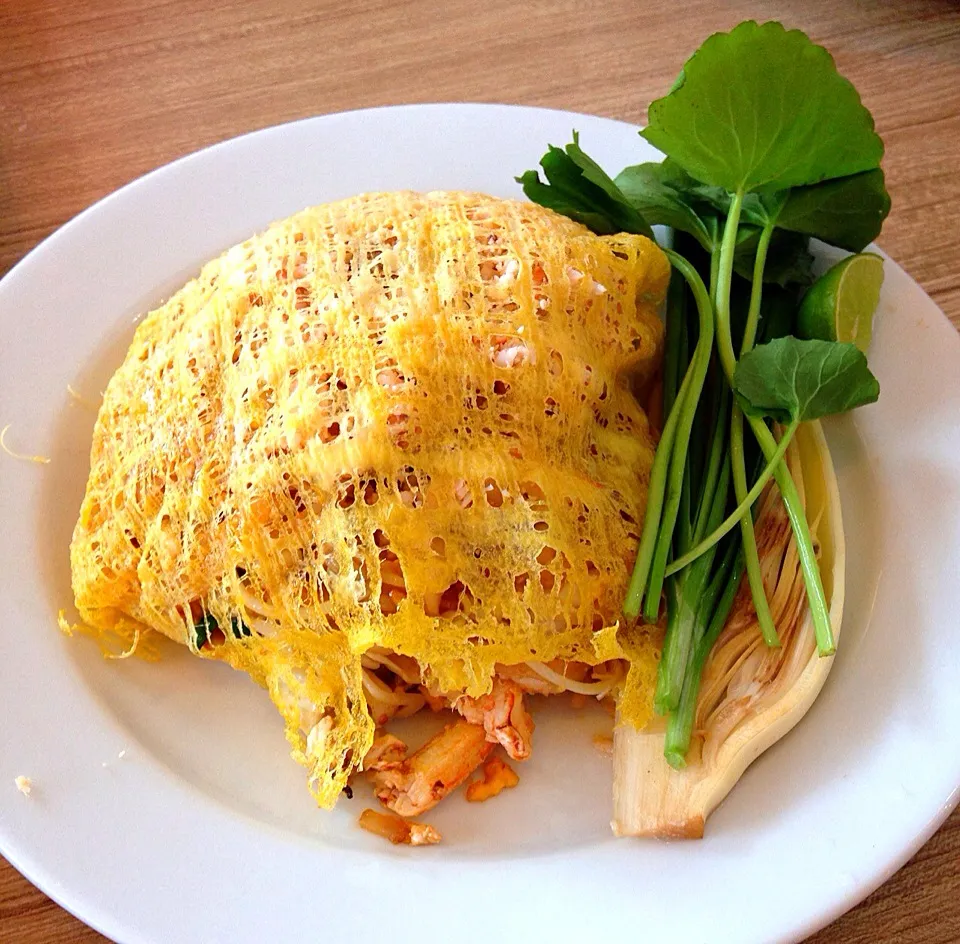 ผัดไทยปูห่อไข่ : Crab Fried Noodles in Egg Wrap|Jaraspornさん