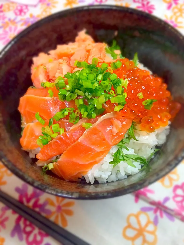 我が家のお正月の定番💛鮭いくら丼✨✨|kocu（コク）さん