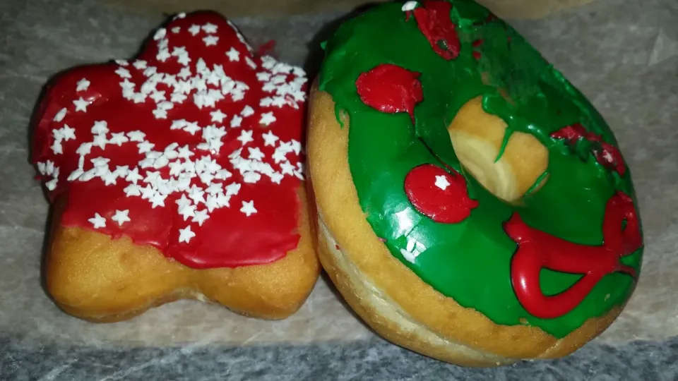 Holiday Wreath Donut & Holiday Star Donut|Christian J. Torres Cañarteさん