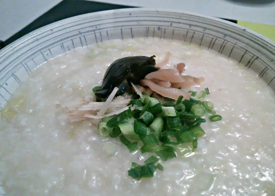 胃が疲れたわけではないけど中華粥が食べたくなったのでホタテ皮蛋を粥作ってみましたわ🍜手間は多少かかるけど、七草粥より好きですわ✨✨|にゃあ（芸名）さん