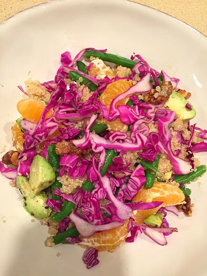 Quinoa with red cabbage, almonds, avocado, green beans, clementines|Matthew Cashenさん