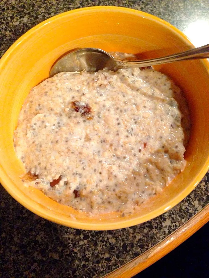 Steel cut oats, flaxseeds, chia seed with dates for dinner|nadia issaさん