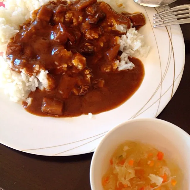 日本から送ってもらったレトルトカレーにAchara というパパイアのピクルスを添えてみた。結構合いますな(*´∀｀)|Kenny Hiraiさん