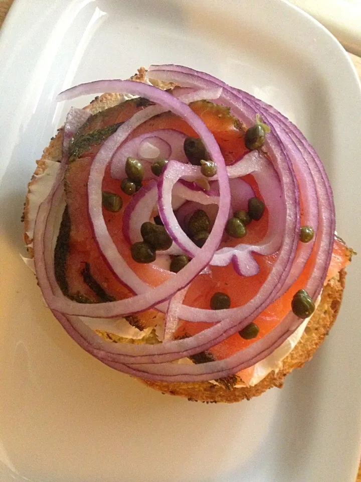 Snapdishの料理写真:Bagels with salmon and capers|Crystal DeBoerさん