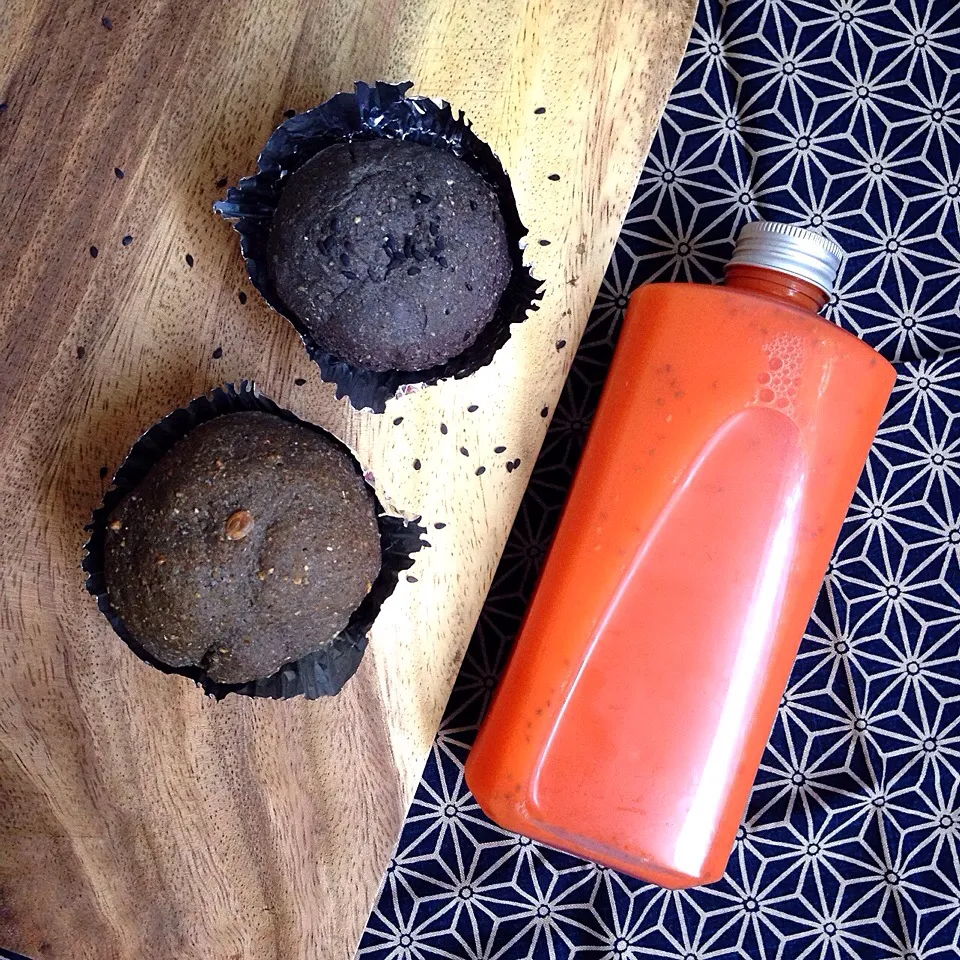 charcoal/wholewheatrye bun & cold pressed juice|Gift Laohakanchanasiriさん