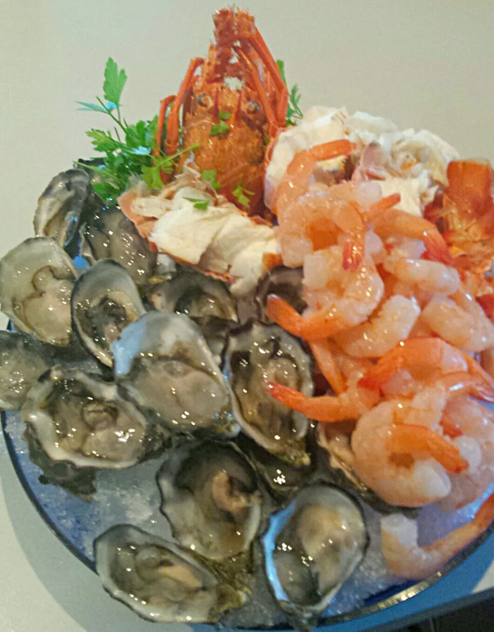 Snapdishの料理写真:seafood platter oyster, lobster, prawns|woodfiredさん