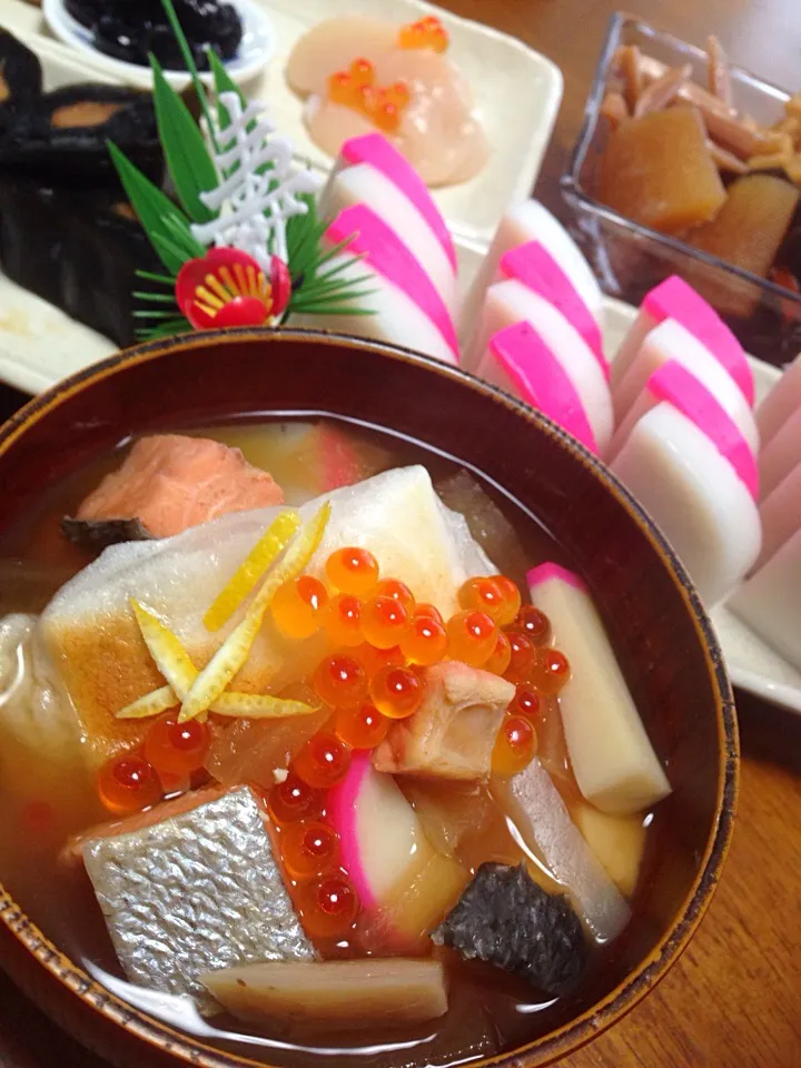 新潟の雑煮は鮭といくら入りの具沢山の角餅😋|アイさん