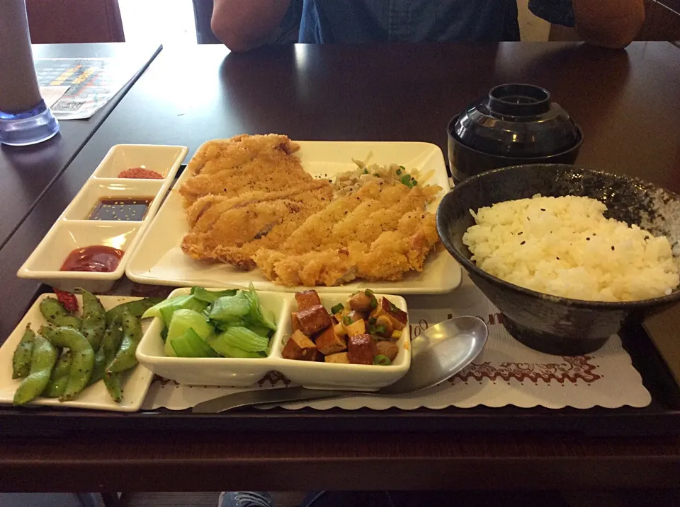 豬排定食|盧思妤さん