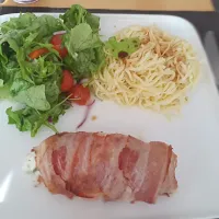 Chickenbreast filled with Spiced cheese, noudles and salad with balsamic vinegar.|Lieven De Munterさん