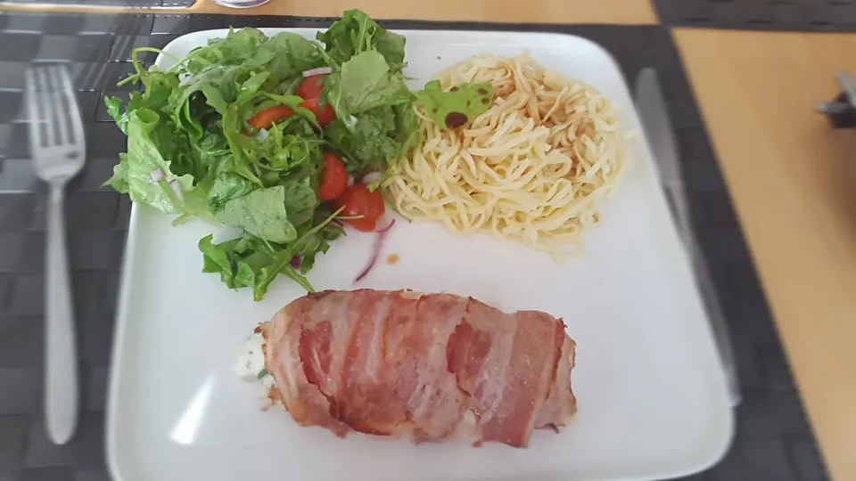 Chickenbreast filled with Spiced cheese, noudles and salad with balsamic vinegar.|Lieven De Munterさん