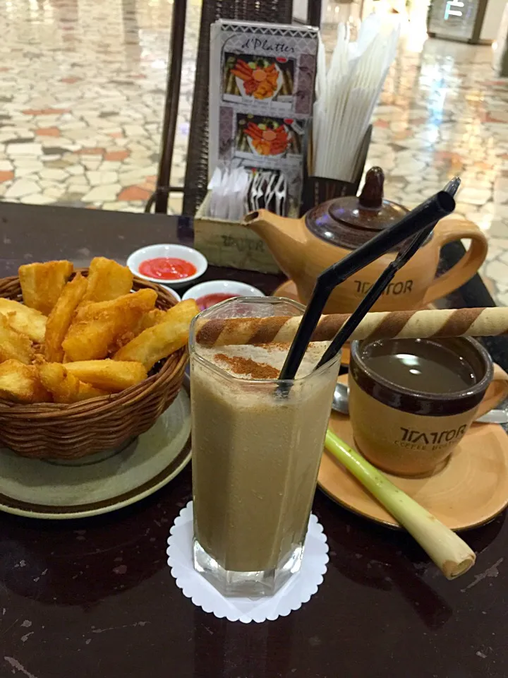 Fried cassava + hot lemon tea + ice cappucino|Meliaさん