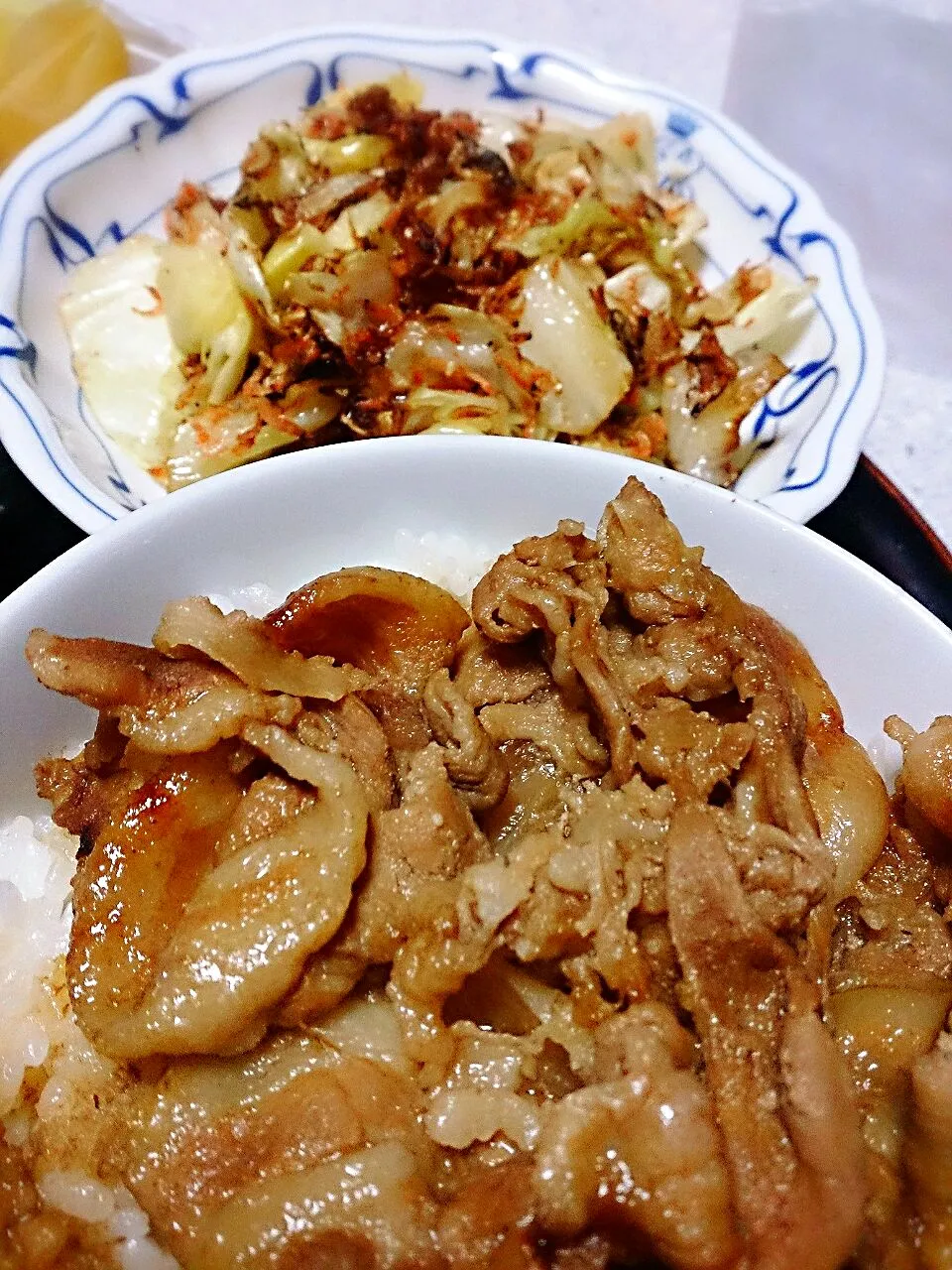 豚丼とキャベツとアミエビの中華風炒め物！|あまねさん