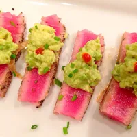 Seared ahi with avocado and Sriracha #sushi|mikeさん