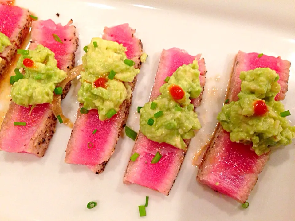 Snapdishの料理写真:Seared ahi with avocado and Sriracha #sushi|mikeさん