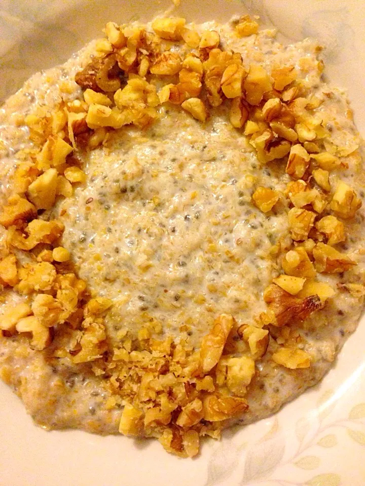 Oatmeal with walnuts for dinner|nadia issaさん