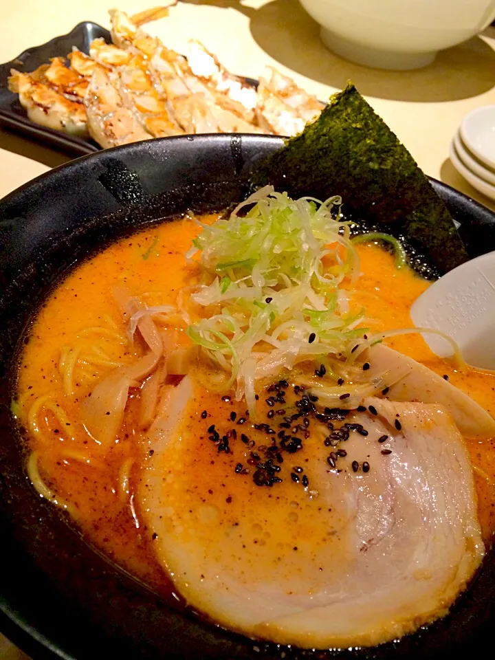 赤辛豚骨ラーメン|もにもにかさん