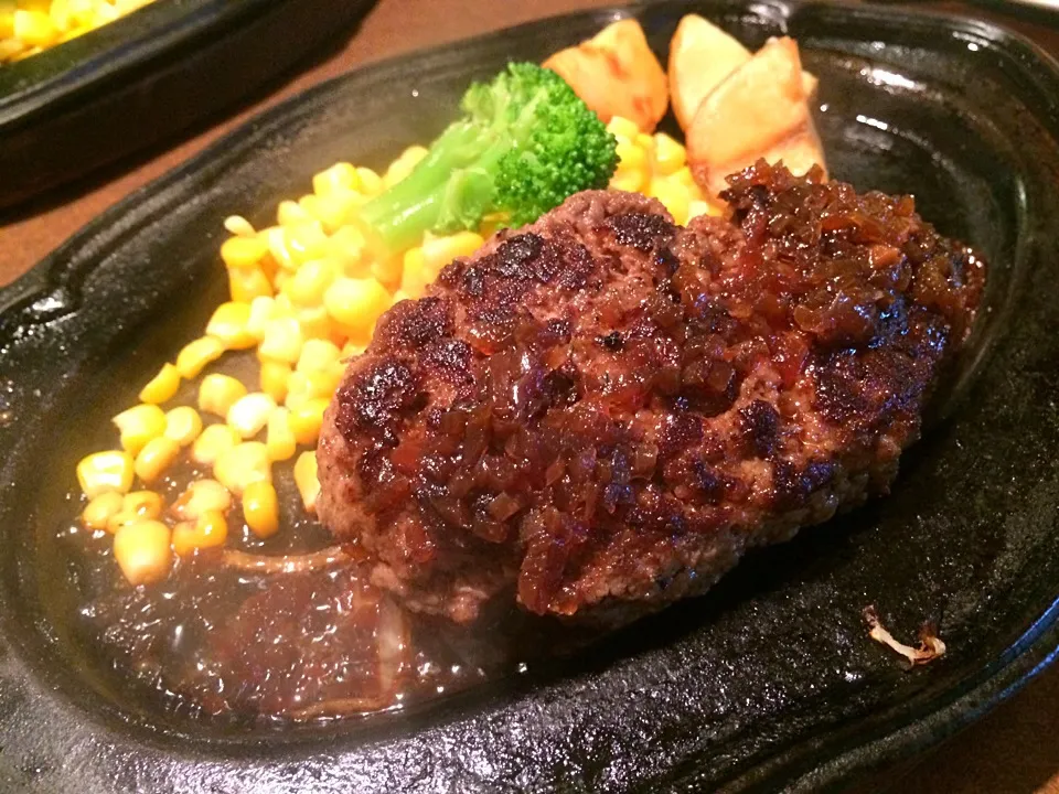 黒毛和牛 荒びきハンバーグステーキ。びっくりするほどの荒びきなので、肉々しさがすごい。|liccaさん