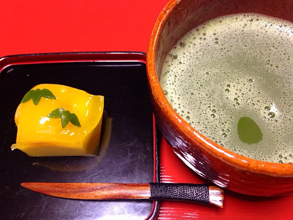 Snapdishの料理写真:1月3日夕食後は、近所の和菓子屋で買った和菓子でお薄。茶道は習ったことなく、飲むのが好きなだけのちゃんばら流です。|Keiko Moritaさん