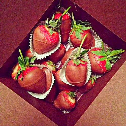 My Late #Snack/Teatime  A Gift My Foodie Princess brought me after a Mall Day with friends ☺ 💕 CHOCOLATE COVERED STRAWBERRIES #Fruit #Dessert 👄❤👄|Alisha GodsglamGirl Matthewsさん